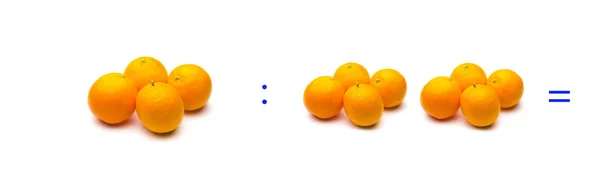 División, operación matemática simple; división entre naranjas —  Fotos de Stock