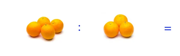 División, operación matemática simple; división entre naranjas — Foto de Stock