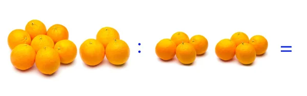 Разделение, простая математическая операция; деление между апельсинами — стоковое фото