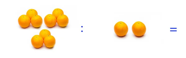 Division, simple mathematical operation; division between oranges — Stock Photo, Image