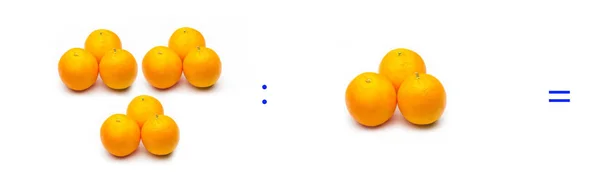 Division, simple mathematical operation; division between oranges — Stock Photo, Image