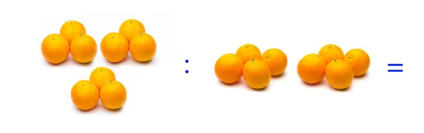 Division, simple mathematical operation; division between oranges — Stock Photo, Image