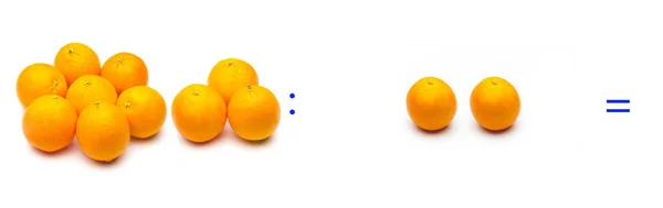 Division, simple mathematical operation; division between oranges — Stock Photo, Image