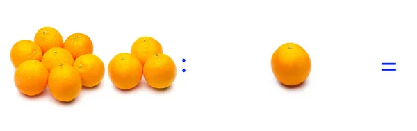 División, operación matemática simple; división entre naranjas —  Fotos de Stock