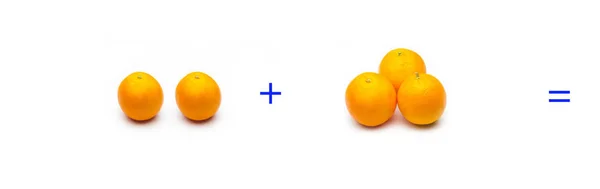 Simples somas com frutas; matemática simples, cálculo — Fotografia de Stock
