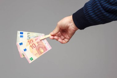 Para, yetişkin birinin elinde.