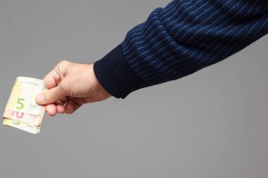 Para, yetişkin birinin elinde.