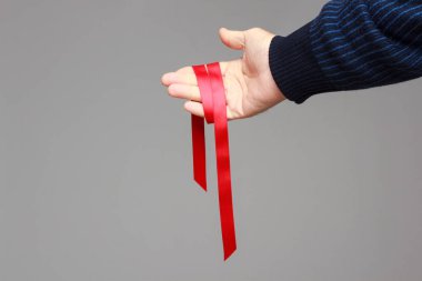 kırmızı kurdele hediye paketleri için