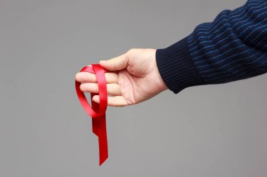 kırmızı kurdele hediye paketleri için