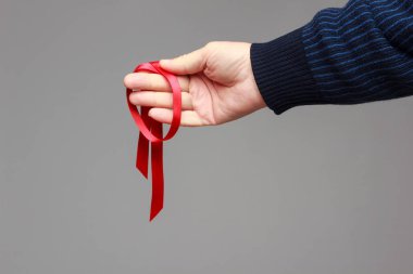 kırmızı kurdele hediye paketleri için
