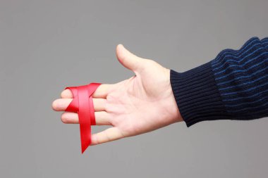 kırmızı kurdele hediye paketleri için