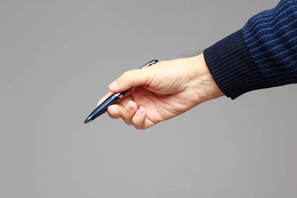 Caneta na mão de um adulto — Fotografia de Stock