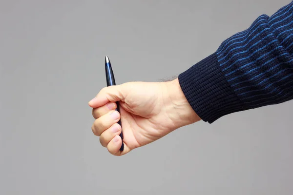 Penna in mano a un adulto — Foto Stock