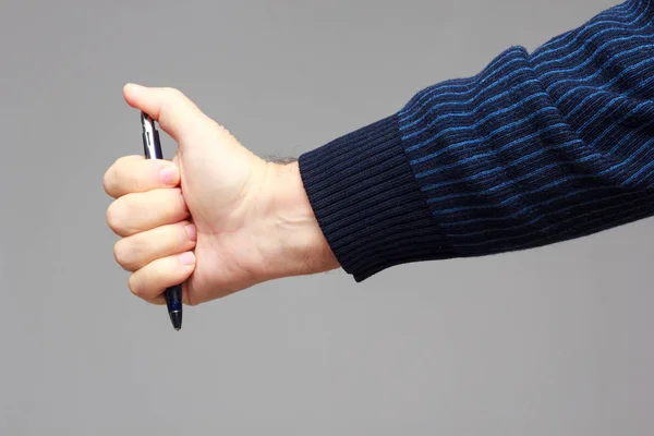 Pluma en la mano de un adulto — Foto de Stock