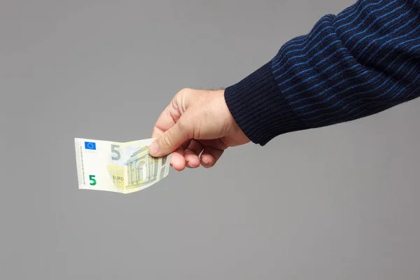 Billetes de dinero en la mano de una persona adulta — Foto de Stock