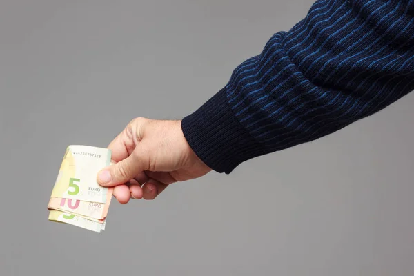 Billetes de dinero en la mano de una persona adulta — Foto de Stock