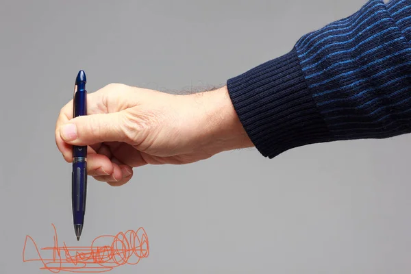 大人の手にペン — ストック写真