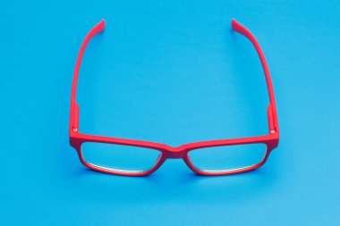 Düz arkaplanda renkli gözlükler, moda için modern gözlükler..