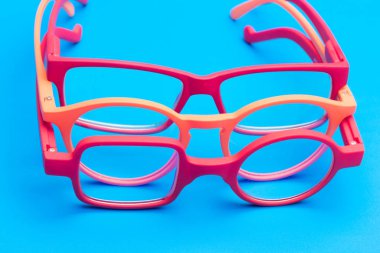 Düz arkaplanda renkli gözlükler, moda için modern gözlükler..