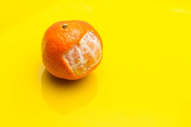 Turuncu turuncu derili narenciye familyasının tatlı meyvesi..