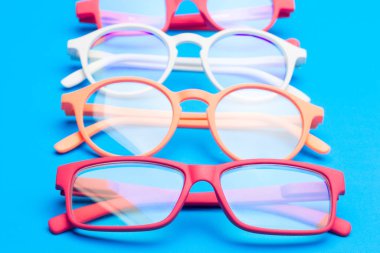 Düz arkaplanda renkli gözlükler, moda için modern gözlükler..