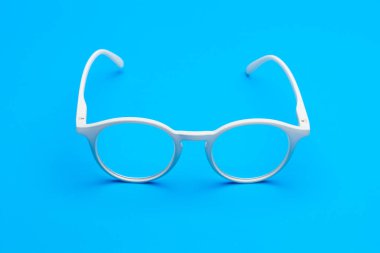 Düz arkaplanda renkli gözlükler, moda için modern gözlükler..