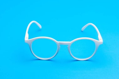 Düz arkaplanda renkli gözlükler, moda için modern gözlükler..