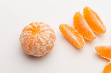 Turuncu turuncu derili narenciye familyasının tatlı meyvesi..