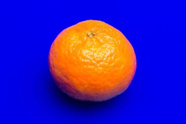 Turuncu turuncu derili narenciye familyasının tatlı meyvesi..