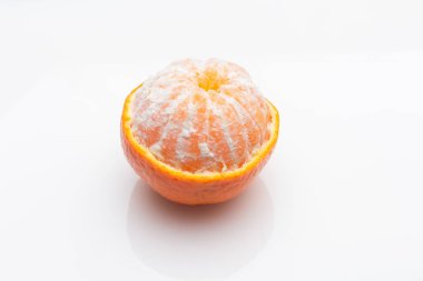 Turuncu turuncu derili narenciye familyasının tatlı meyvesi..