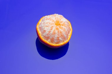 Turuncu turuncu derili narenciye familyasının tatlı meyvesi..