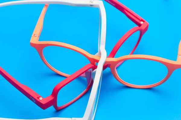 Färgade glasögon på slät bakgrund, moderna glasögon för mode. — Stockfoto