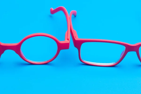 Farbige Brille auf schlichtem Hintergrund, moderne Brille für Mode. — Stockfoto
