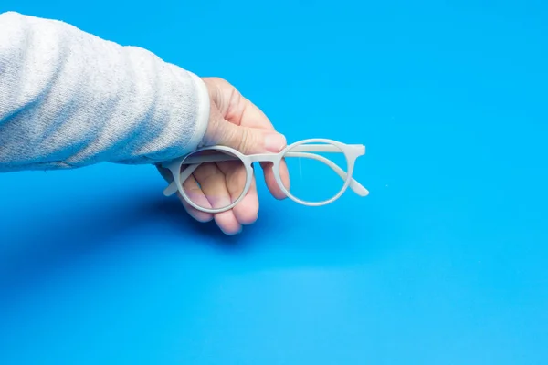 Brille in der Hand einer erwachsenen Person — Stockfoto