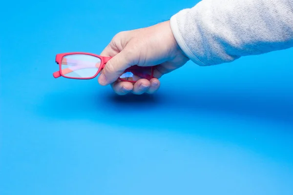 Bril in de hand van een volwassene — Stockfoto