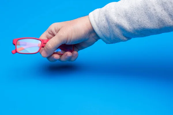 Bril in de hand van een volwassene — Stockfoto