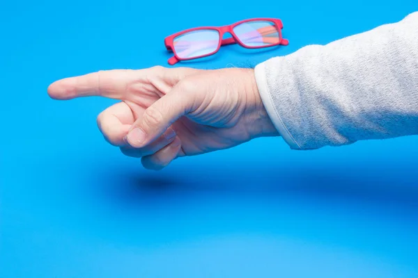 Bril in de hand van een volwassene — Stockfoto