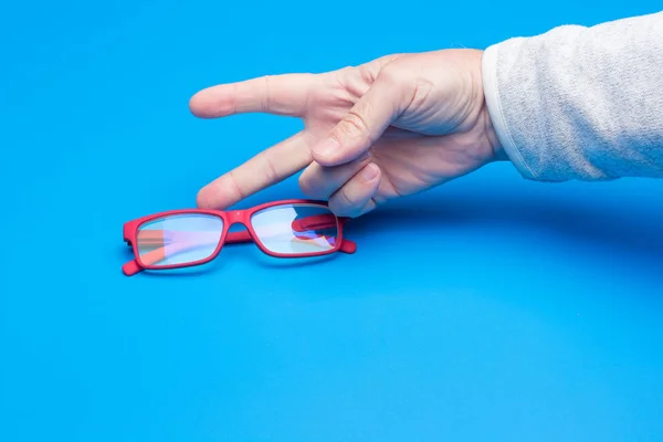 Bril in de hand van een volwassene — Stockfoto