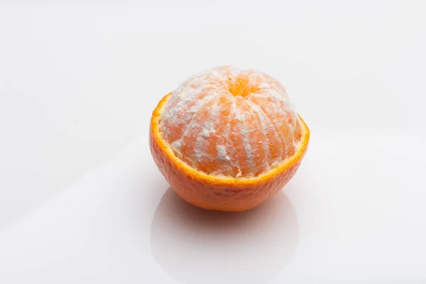 A citrusfélék családjába tartozó mandarin narancs színű édes gyümölcs. — Stock Fotó