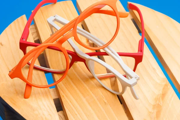 Gafas de colores sobre fondo liso, gafas modernas para la moda . — Foto de Stock