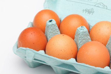 Tavuk yumurtaları, çiftlikten taze toplanmış çiğ yumurtalar.