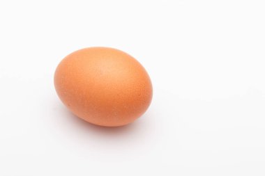 Tavuk yumurtaları, çiftlikten taze toplanmış çiğ yumurtalar.