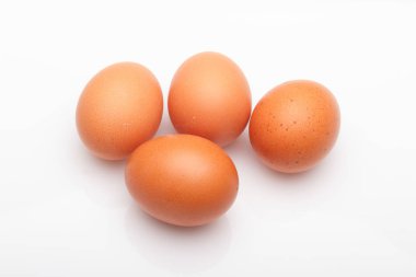 Tavuk yumurtaları, çiftlikten taze toplanmış çiğ yumurtalar.