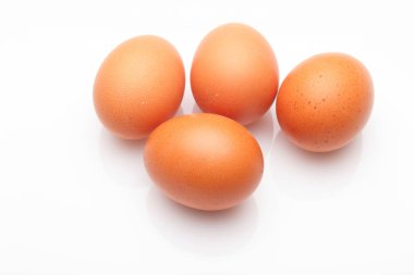 Tavuk yumurtaları, çiftlikten taze toplanmış çiğ yumurtalar.