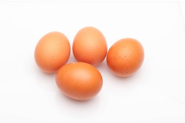 Tavuk yumurtaları, çiftlikten taze toplanmış çiğ yumurtalar.