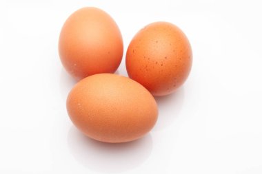 Tavuk yumurtaları, çiftlikten taze toplanmış çiğ yumurtalar.