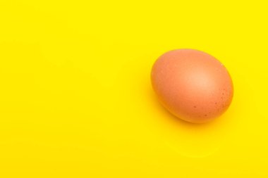 Tavuk yumurtaları, çiftlikten taze toplanmış çiğ yumurtalar.