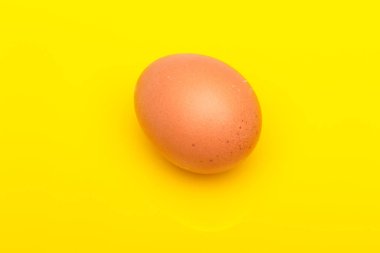 Tavuk yumurtaları, çiftlikten taze toplanmış çiğ yumurtalar.