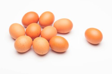 Tavuk yumurtaları, çiftlikten taze toplanmış çiğ yumurtalar.