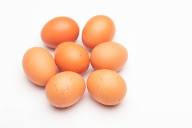 Tavuk yumurtaları, çiftlikten taze toplanmış çiğ yumurtalar.